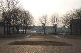Der leere Platz des Marx-Engels-Denkmal