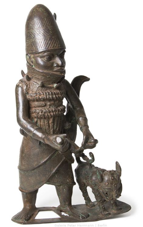 Statue africaine en bronze d'un guerrier avec un léopard