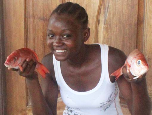 Bernadette Kayossi avec poisson