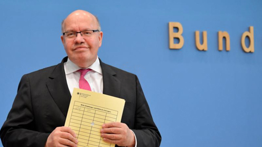 Herr Peter Altmaier freut sich sehr