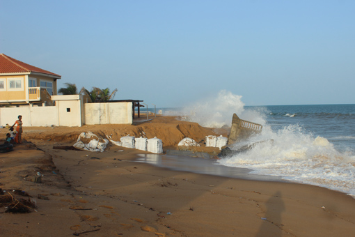 Das Meer frisst Hotel Madiba