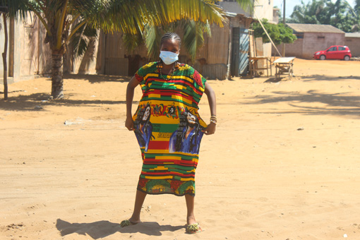 Christelle mit einem Kleid zu Ehren von Bob Marley