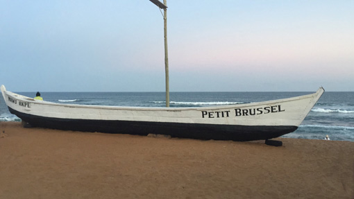 Piroge am Strand von Petit Brussel