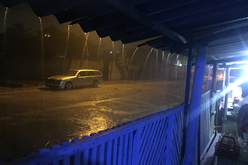 Regen auf der Avenue Madiba