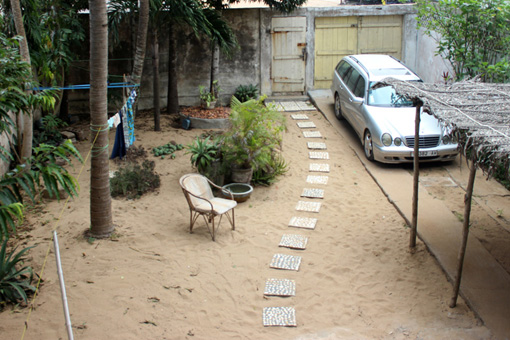 Mein Garten mit verlegten Platten