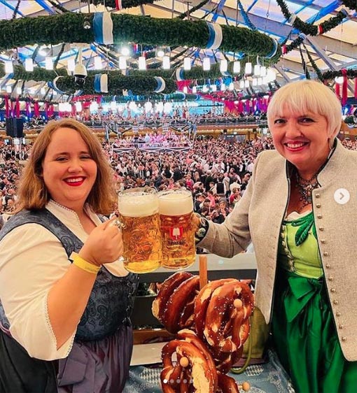 Ricarda Lang und Claudia Roth auf dem Münchner Oktoberfest