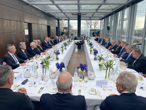 Maskulinisten beim Essen während der Sicherheitskonferenz