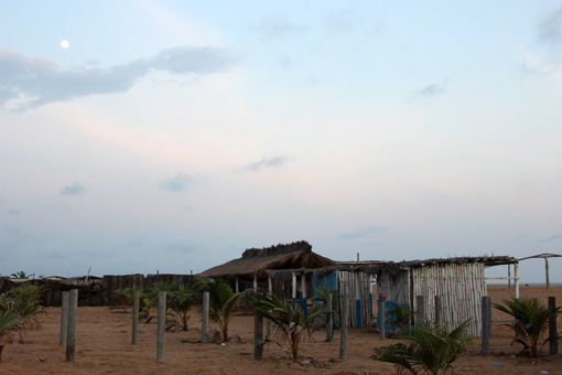 Kpogan am Strand beim Abendbier