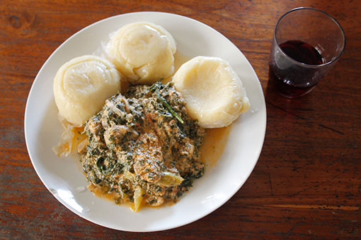 Schönes Mittagessen_ Aloma des das Bitterkraut, Löwenzahn und Ablo, die Reis-Maisküchlein Aloma Löwenzahn Ablo