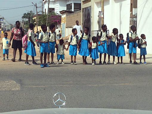 Straßenüberquerung in Lomé Straßenüberquerung