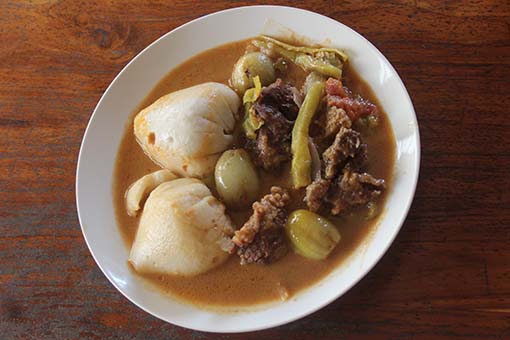 Erdnusssoße mit Amisklos Akoume, Gemüse und Rindfleisch Erdnusssoße mit Mais