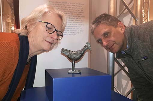 Frau Professorin Karoline Noak und Doktor Daniel Grana-Behrens beim gucken von Wichtigem Frau Professor und Herr Doktor bei Betrachtung
