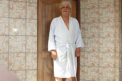 Peter im Bademantel