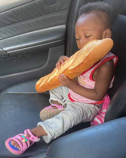 Auf der Fahrt von der Bäckerei Hyriane_isst_Brot